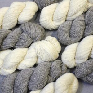 V_POISTO_114_Fingering_lajitelma_140x2_harmaa_valkea_1kg_JPG